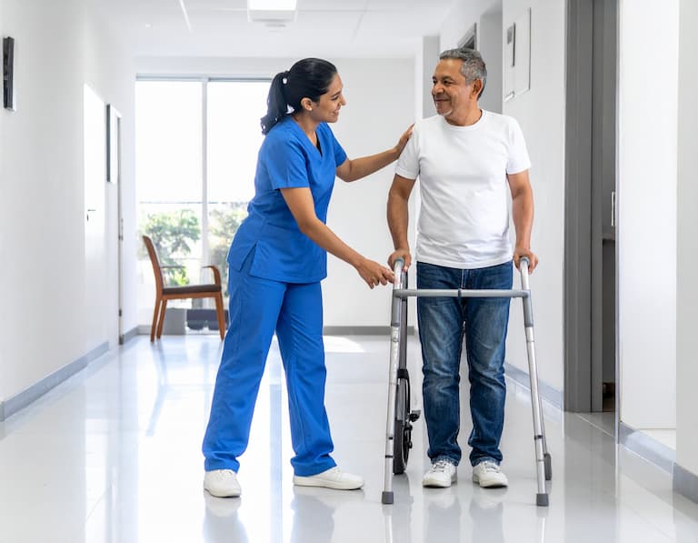 Accompagnement de santé dans un centre médico-social, symbolisant la fiabilité de nos listes emails pour contacter les acteurs du soin social