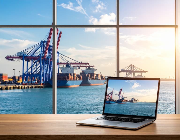 Bureau professionnel avec vue sur les infrastructures du port du Havre, illustrant le dynamisme du commerce maritime en Normandie