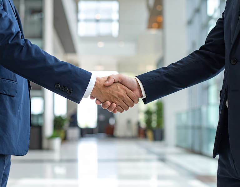 Collaboration entre chefs d'entreprises, symbolisant le succès de vos futures relations d'affaires grâce à l'emailing B2B ciblé