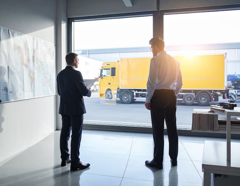 Coordinateur de transport supervisant les expéditions, pour vos campagnes d'emailing vers les responsables logistiques et transporteurs.