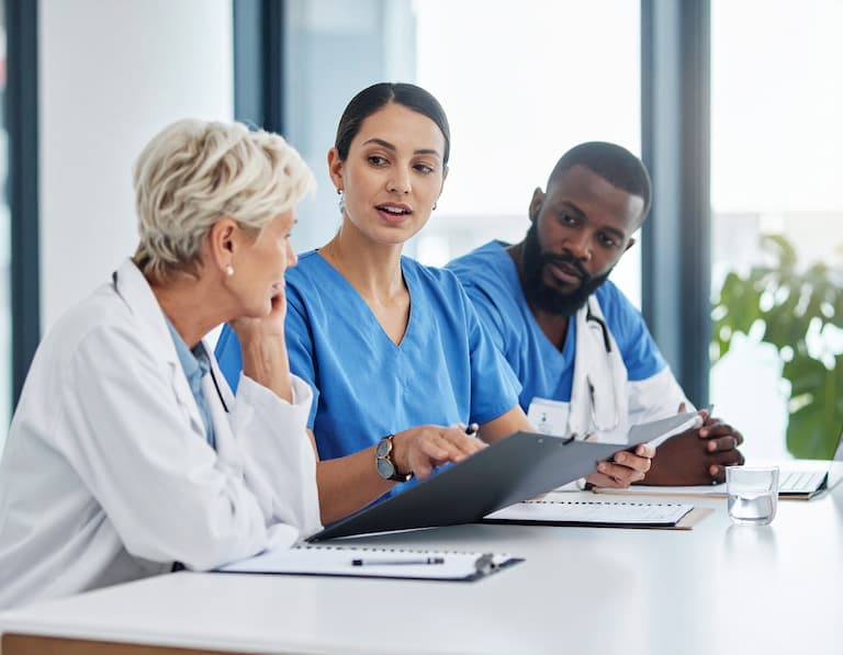 Équipe de cadres et professionnels médico-sociaux en réunion, représentant notre base de données emails pour la prospection du secteur social