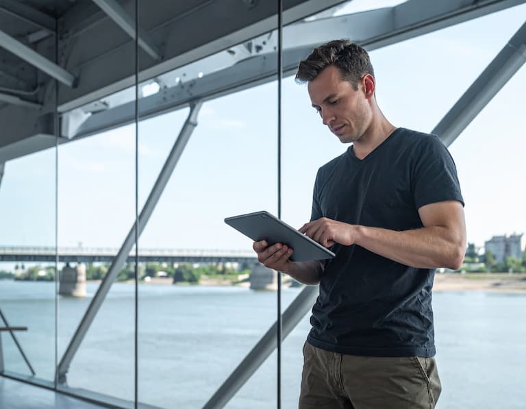 Espace de travail collaboratif sur l'Île de Nantes, évoquant l'écosystème numérique et créatif de la région