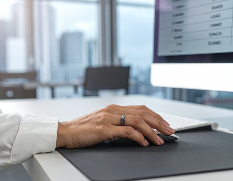 Gros plan sur un écran d'ordinateur affichant une liste d'adresses emails d'entreprises situées dans les villes de Bretagne