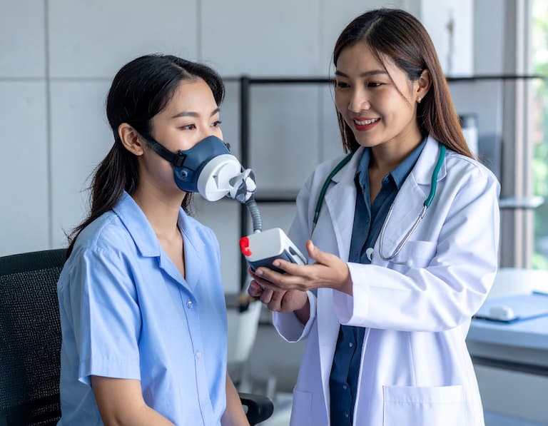 Médecin expliquant le fonctionnement d'un appareil de pression positive (PPC) à un patient, pour vos campagnes d'emailing vers les spécialistes du sommeil