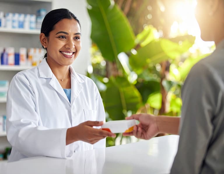 Pharmacien dans une officine moderne aux Antilles, pour vos campagnes d'emailing ciblées sur les pharmacies des DOM-TOM