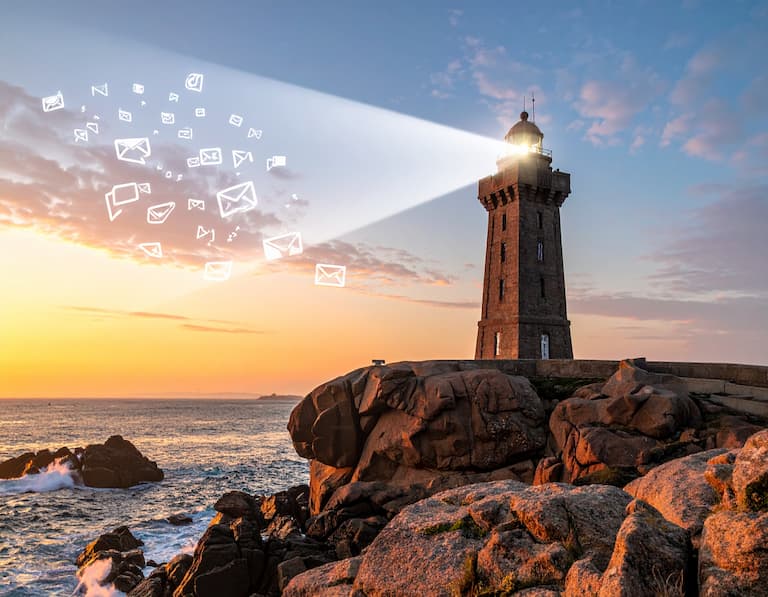 Un phare breton projetant un faisceau d'icônes d'emails au-dessus de l'océan, symbolisant la recherche de contacts commerciaux en Bretagne
