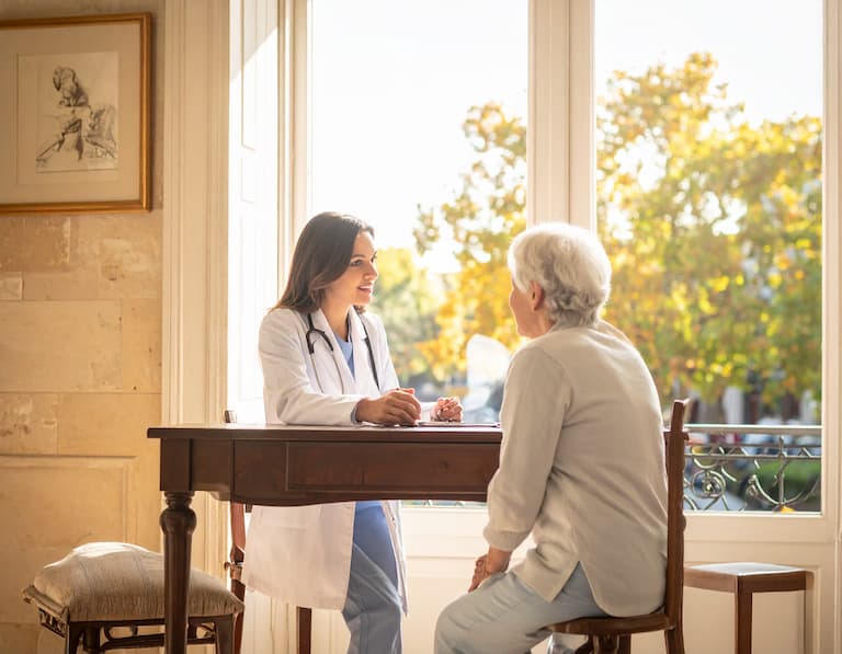 Une femme médecin généraliste en consultation dans un cabinet de style aixois, avec des murs en pierre typiques de Provence