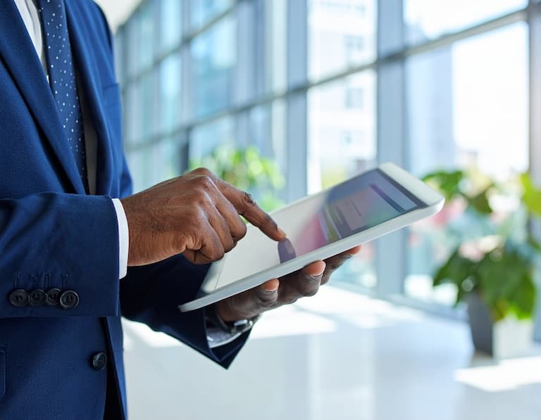 Utilisation d'outils numériques pour la recherche de contacts professionnels au sein d'une entreprise du Centre-Val de Loire