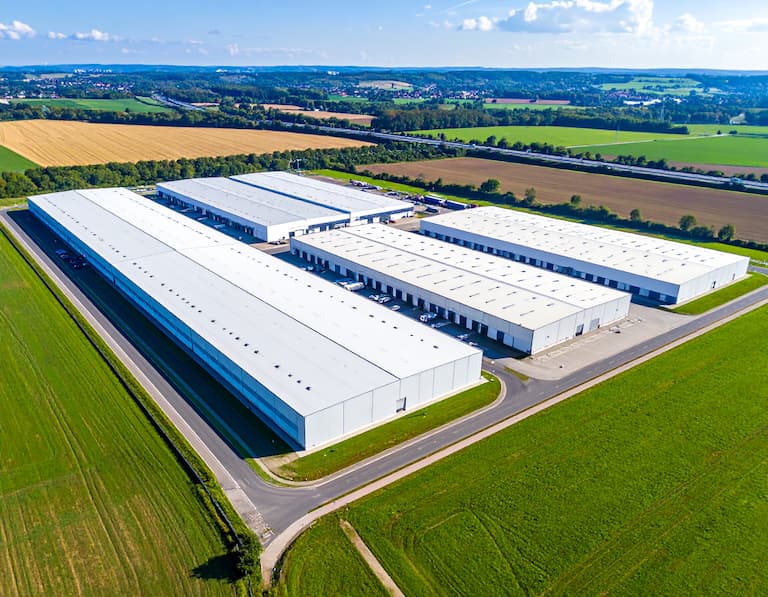 Vue aérienne d'un pôle logistique et industriel moderne en région Hauts-de-France, représentant le dynamisme des entreprises locales