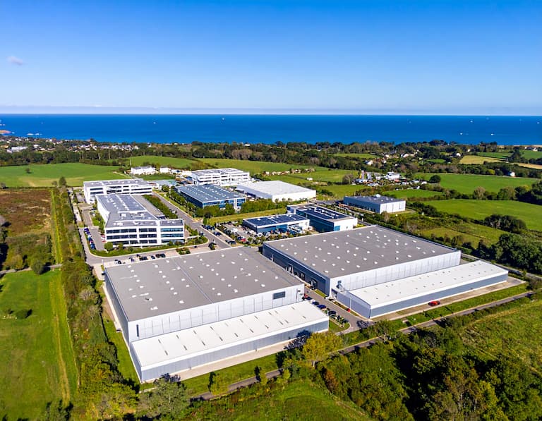 Vue aérienne d'une zone d'activité économique en Bretagne, illustrant le large bassin d'entreprises de la région