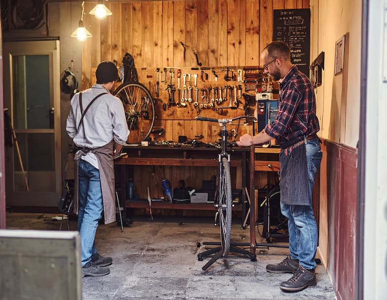 Un mécanicien vélo travaillant avec minutie dans son petit atelier de réparation de quartier à taille humaine